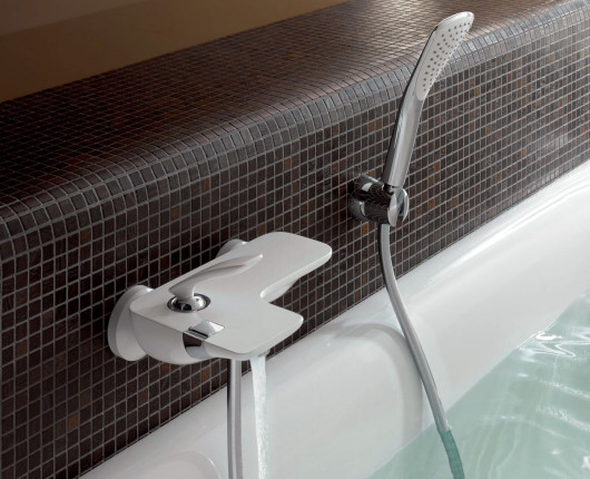 Jednouchwytowa ścienna bateria wannowa Kludi Balance White w stylu purystycznym