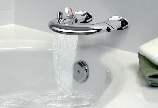 Futurystyczna dwuuchwytowa ścienna bateria wannowa Elipsa z wylewką kaskadową