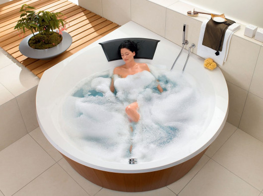 Komfortowa okrągła wanna narożna z kolekcji LuXXus