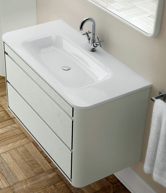 Szafki z kolekcji inTouch, wykończone innowacyjnym tworzywem na bazie poliuretanu o wzorzystej teksturze 3D