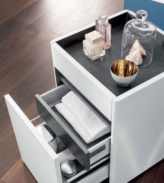 Praktyczny regał na rolkach z kolekcji Vivia z jedną szufladą, skrywającą szufladę wewnętrzną