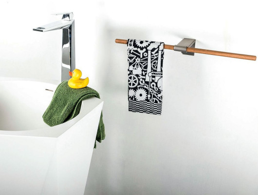 Mikado - minimalistyczny drewniany wieszak z aluminiowym uchwytem