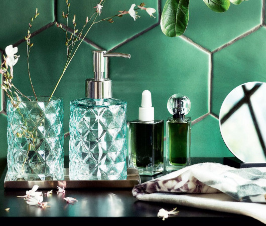 Szklany dozownik do mydła o strukturalnej powierzchni