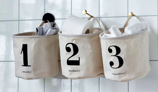 Zawieszane tekstylne pojemniki do przechowywania 1-2-3 marki House Doctor.