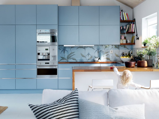 Jasnobłękitna zabudowa kuchenna