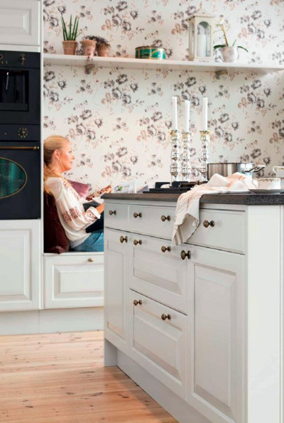 Z elementów tradycyjnej serii mebli kuchennych Meny można stworzyć współczesny &quot;zapiecek&quot; - przytulny kącik wypoczynkowy