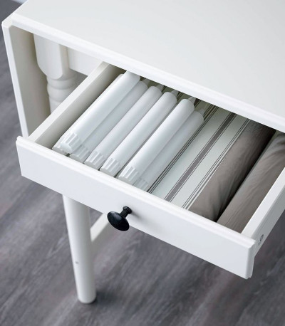 Stół Ingatorp z dwoma składanymi blatami bocznymi i przydatną szufladką