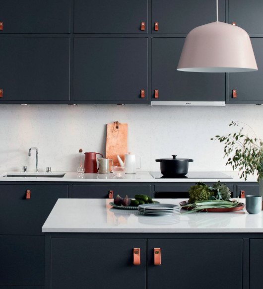 Meble z kolekcji Bistro w kolorze ciemnego pieprzu