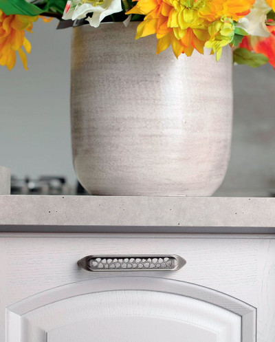 Ażurowy uchwyt meblowy UR42 z kolekcji Divino