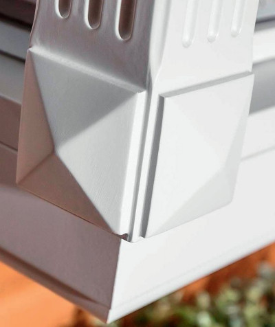 Frezowany detal szafki wiszącej z klasycznej kolekcji Jolanta V