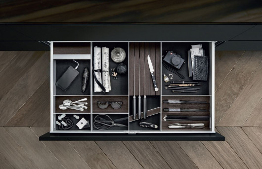 Wewnętrzne podziały w szufladzie, dostosowane do najrozmaitszych form przechowywanych produktów