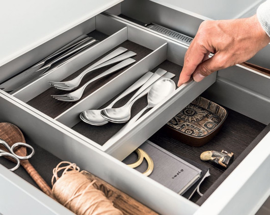 Wewnętrzne podziały w szufladzie - system przesuwania przegród