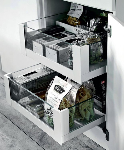 Zestaw szuflad ukryty za monolitycznym frontem