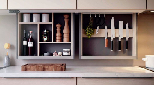 Stojak i wieszak na przyprawy wysuwany spod górnej szafki