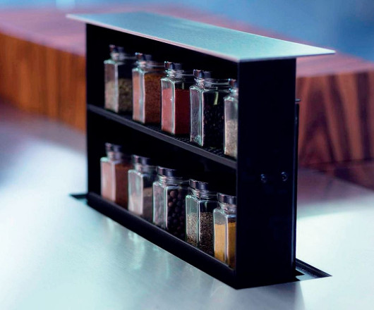 Stojak i wieszak na przyprawy wysuwany z blatu