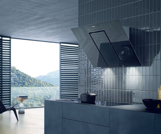 Okap przyścienny DA 6498 W Pure z oświetleniem LED i systemem Con@ctivity 2.0, umożliwiającym dostosowanie poziomu mocy wyciągu do ustawień płyty grzewczej