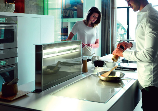 Wysuwany okap blatowy FS DW 866 XS BK z kolekcji Frames by Franke z automatyczną aktywacją po włączeniu płyty