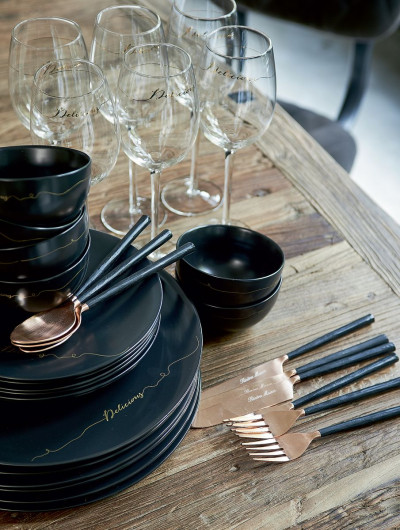 Ceramika, szkło i sztućce z kolekcji Amsterdam Loft marki Riviera Maison