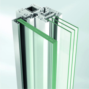 Przykład zamocowania przeszklonej balustrady Schüco do ościeżnicy  okiennej za pomocą listwy przylgowej 