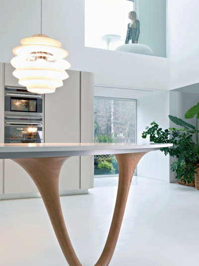 Ażurowa lampa koresponduje z lekkością białych mebli