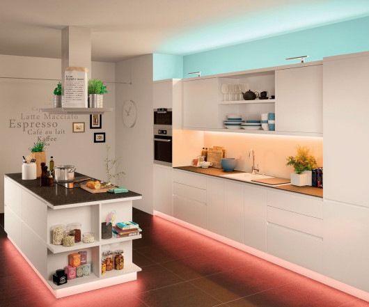 Kuchnia zaaranżowana za pomocą kolorowego światła LED