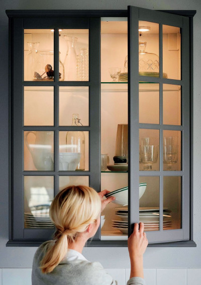 Wnętrze szafki oświetlone ledowymi reflektorami Omlopp klasy energetycznej A+