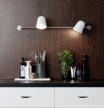 Podwójny kinkiet Conrad, umieszczony na praktycznej szynie z możliwością regulacji kierunku