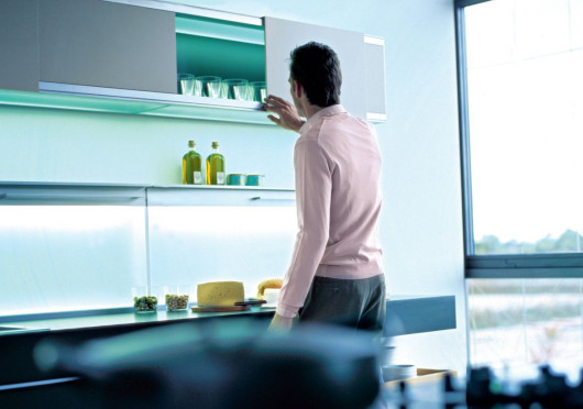 W zabudowie kuchennej +Modo oświetlenie umieszczone jest m.in. we wnętrzach szafek oraz w ściennych panelach nadblatowych