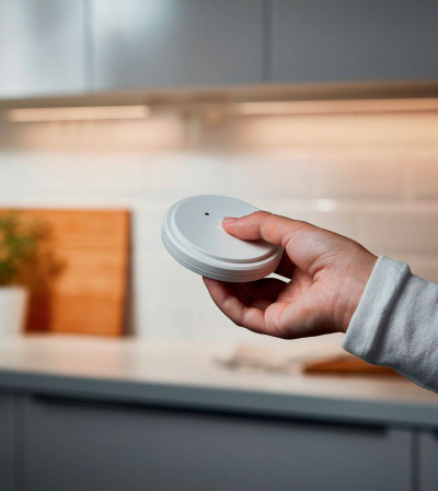 Pilot zdalnego sterowania Ansluta, służący do włączania, wyłączania i przyciemniania światła