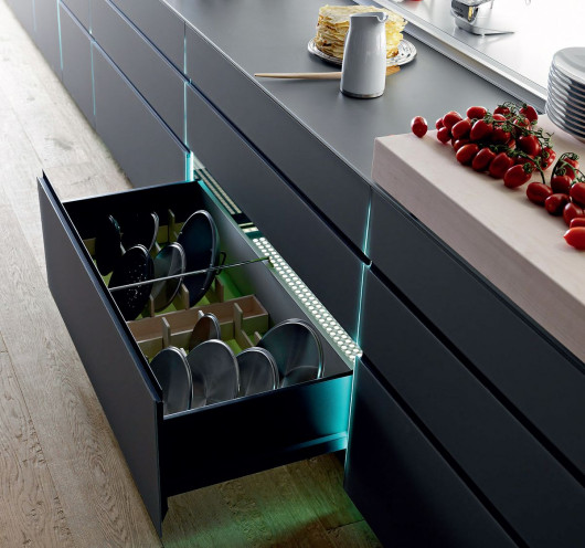 Oświetlenie umieszczone we wnętrzu szuflady ułatwia poszukiwania