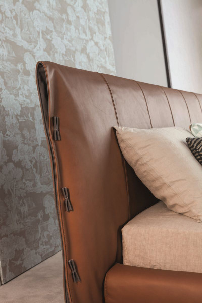 Efektowny zagłówek tapicerowanego skórą łóżka Cuff marki Bonaldo