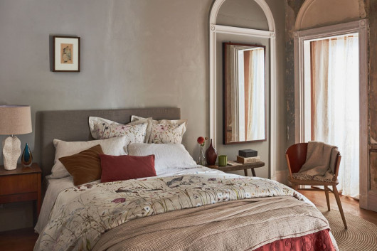 Propozycja marki Zara - piękna pościel z wzorem jesiennego ogrodu, skompletowana z narzutami i poduszkami dekoracyjnymi