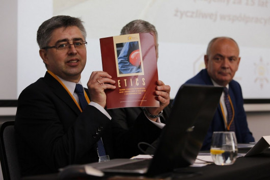 Na pierwszym planie Wojciech Szczepański prezes SSO 2011-2013