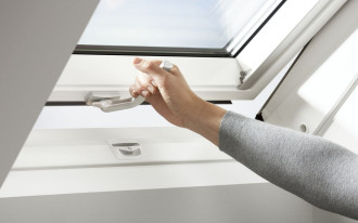 Flagowe okna dachowe VELUX GLU teraz z klamką na dole