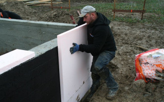 Jakie cechy powinien mieć materiał do izolacji cieplnej fundamentów?