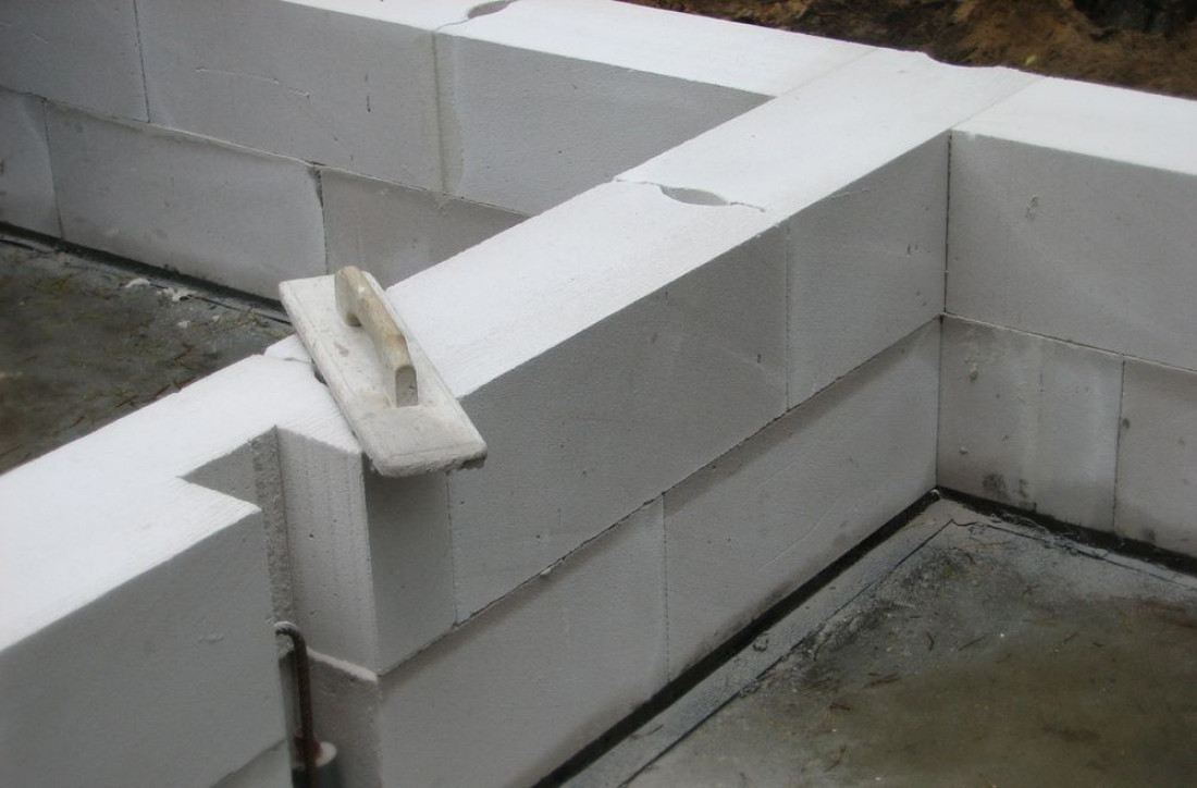 Jakie są zalety budowania z betonu komórkowego?