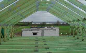 Kiedy warto rozważyć zastosowanie prefabrykowanej więźby dachowej?