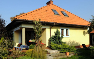 Jak prawidłowo zamocować dachówki ceramiczne na dachu?