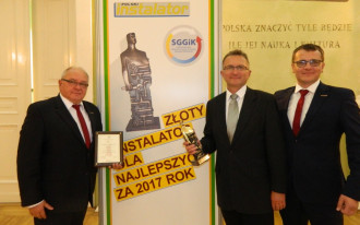 Statuetka Złotego Instalatora w rękach STIEBEL ELTRON