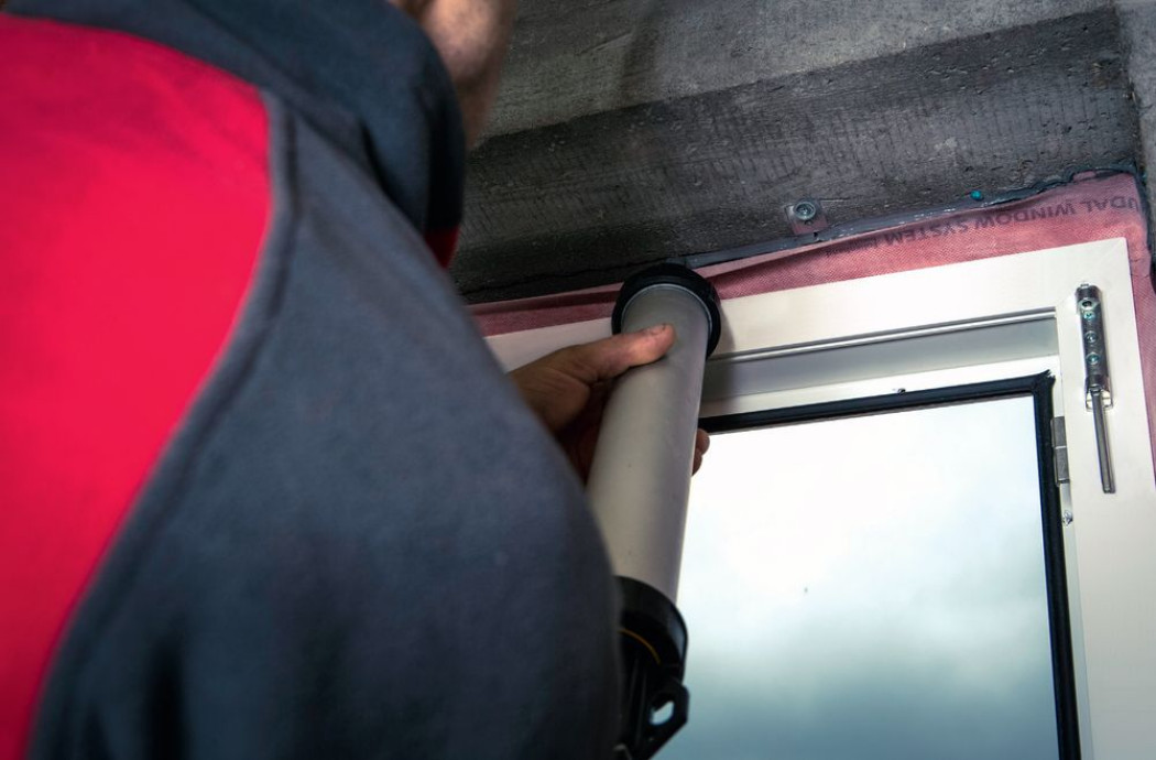 Warstwowy montaż okien