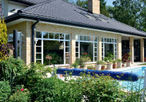 Inspirowany różnymi stylami, z basenem