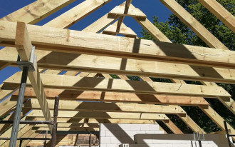 Jak łączy się elementy konstrukcyjne dachu?