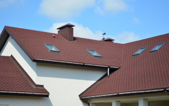 Jaki powinien być układ warstw ocieplonego dachu?