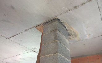 Czy strop może opierać się na kominie?