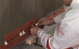 Jak przyklejać płytki okładzinowe?