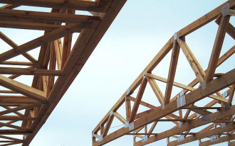 Czy warto się zdecydować na prefabrykowaną więźbę dachową?