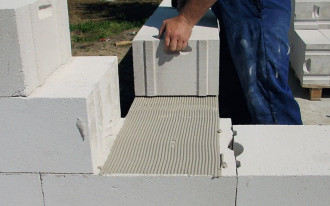 Jak murować na zaprawie klejowej?