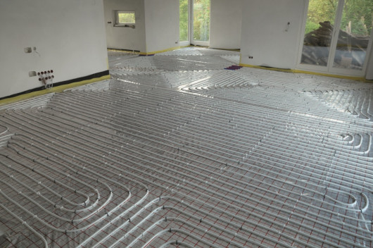 Pompa ciepła najlepiej sprawdzi się we współpracy z ogrzewaniem podłogowym