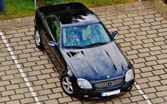 Na osiedlu domów jednorodzinnych mój sąsiad urządził na swojej działce małą bazę miejsc postojowych. Czy to legalne?