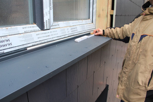 Zewnętrzny parapet (tu z blachy stalowej)